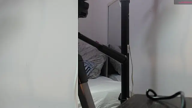 YUSELFI ROSS  online show from 12.21.25