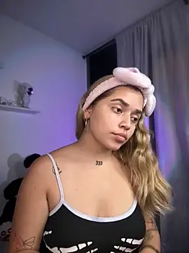 Snapshot of JoselinFlower_ chatting on 11.30.25 JoselinFlower online show from 11.30.25