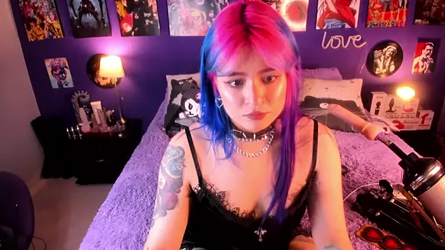 Snapshot of anne_cross chatting on 03.22.25 anne cross online show from 03.22.25