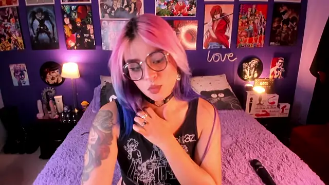 Snapshot of anne_cross chatting on 09.23.25 anne cross online show from 09.23.25