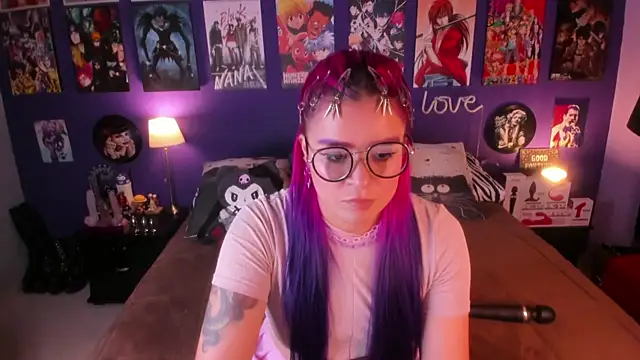 Snapshot of anne_cross chatting on 11.20.25 anne cross online show from 11.20.25