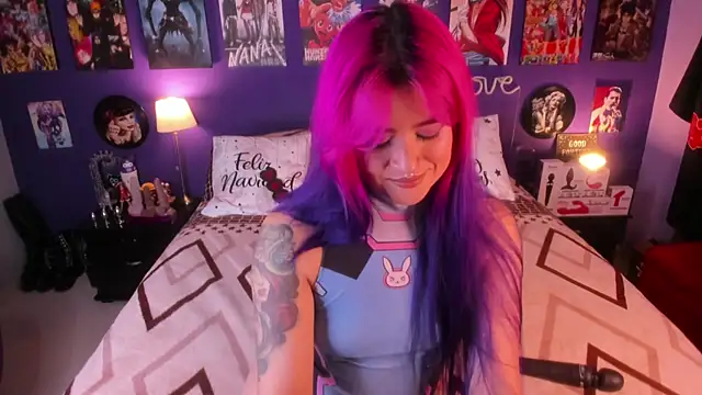 Snapshot of anne_cross chatting on 11.25.25 anne cross online show from 11.25.25