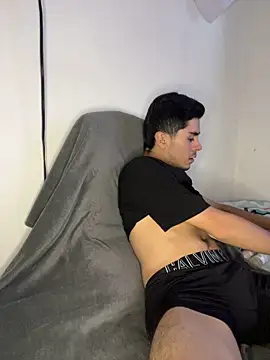 Snapshot of robin_model chatting on 03.18.25 robin model online show from 03.18.25