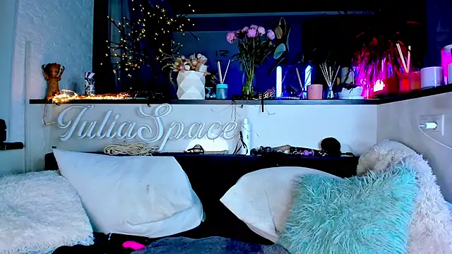 Snapshot of _JuliaSpace_ chatting on 01.30.25 JuliaSpace online show from 01.30.25