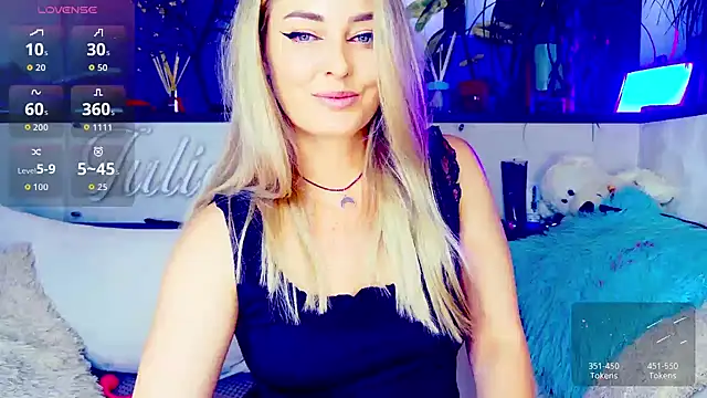 Snapshot of _JuliaSpace_ chatting on 10.12.25 JuliaSpace online show from 10.12.25