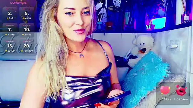 Snapshot of _JuliaSpace_ chatting on 10.22.25 JuliaSpace online show from 10.22.25