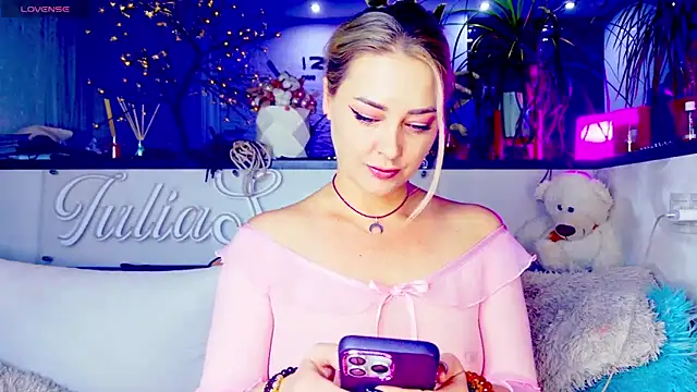 Snapshot of _JuliaSpace_ chatting on 11.11.25 JuliaSpace online show from 11.11.25