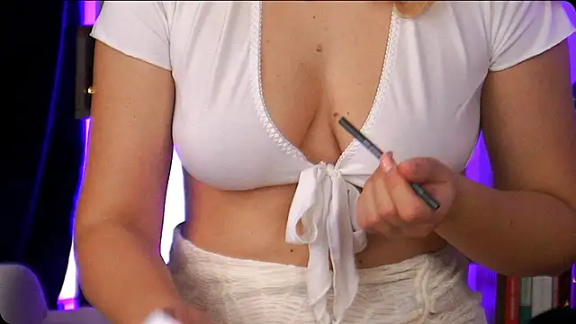 Snapshot of Bailey_Evans chatting on 10.23.25 Bailey Evans online show from 10.23.25