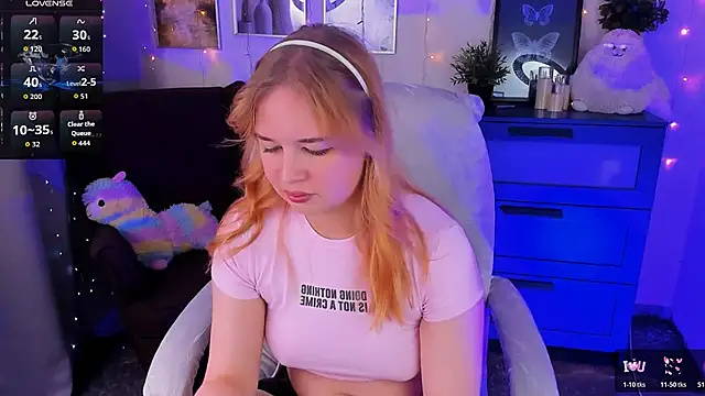 Snapshot of AlicePopsy chatting on 10.29.25 AlicePopsy online show from 10.29.25