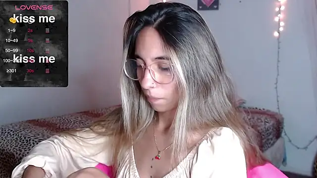 Snapshot of MitchWilson1 chatting on 10.01.25 MitchWilson1 online show from 10.01.25