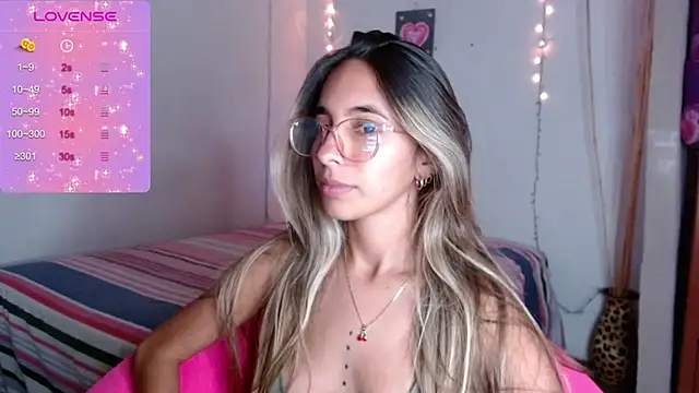 Snapshot of MitchWilson1 chatting on 11.11.25 MitchWilson1 online show from 11.11.25