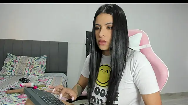 Snapshot of _elektrah chatting on 02.20.25 elektrah online show from 02.20.25