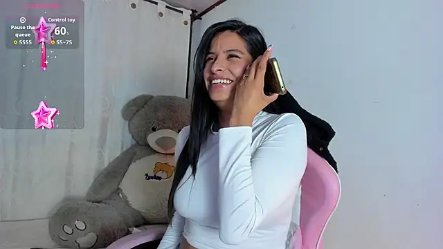 Snapshot of _elektrah chatting on 11.25.25 elektrah online show from 11.25.25