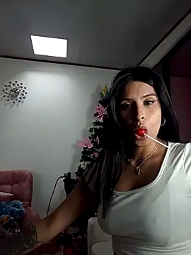 Snapshot of _elektrah chatting on 12.18.25 elektrah online show from 12.18.25