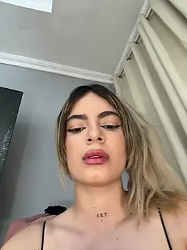 Snapshot of emiss_ chatting on 02.28.25 emiss online show from 02.28.25