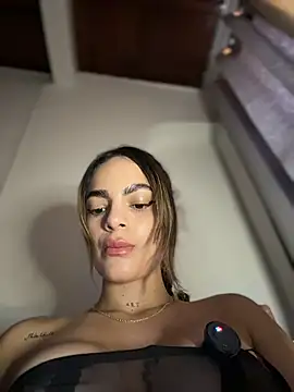 Snapshot of emiss_ chatting on 11.14.25 emiss online show from 11.14.25