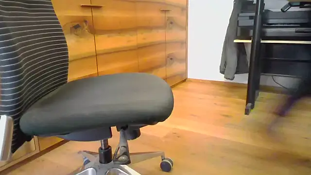 Snapshot of 10_1992 chatting on 11.28.25 10 1992 online show from 11.28.25