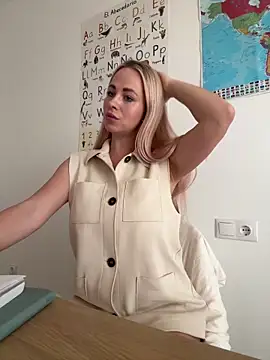 streetdoll online show from 02.04.25