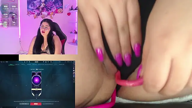 Snapshot of DanielaHang chatting on 10.24.25 DanielaHang online show from 10.24.25