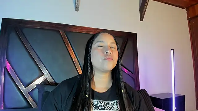 Snapshot of EmiliWilliams chatting on 03.08.26 EmiliWilliams online show from 03.08.26