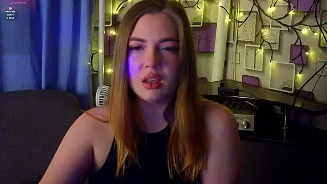 Snapshot of Grace_Fantasy chatting on 10.23.25 Grace Fantasy online show from 10.23.25