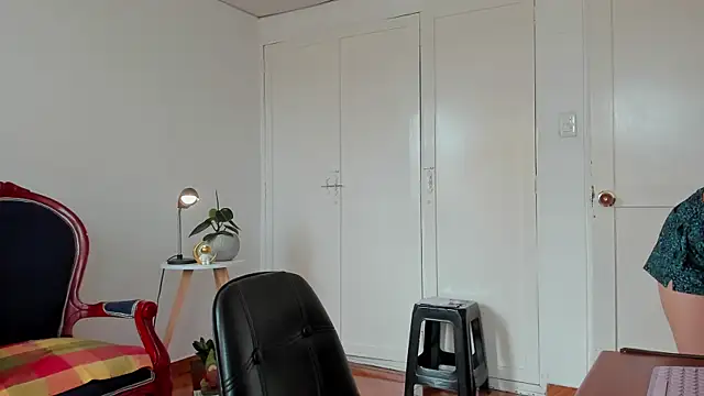 Snapshot of cuddlingbunny chatting on 12.12.24 cuddlingbunny online show from 12.12.24