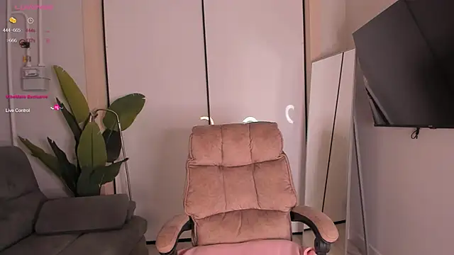 Snapshot of helen_ramsay chatting on 10.31.25 helen ramsay online show from 10.31.25