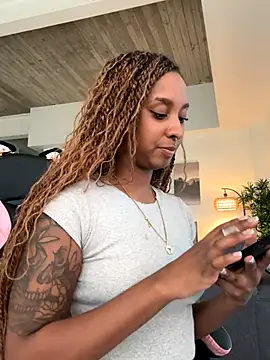 Your Paris online show from 09.08.25