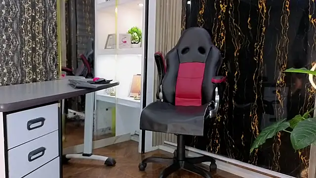 MissEscarleth online show from 10.21.25