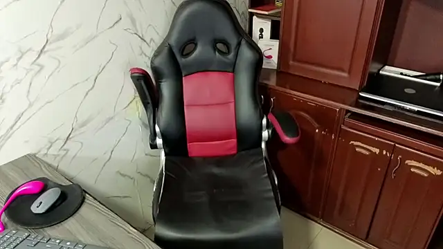 MissEscarleth online show from 10.31.25