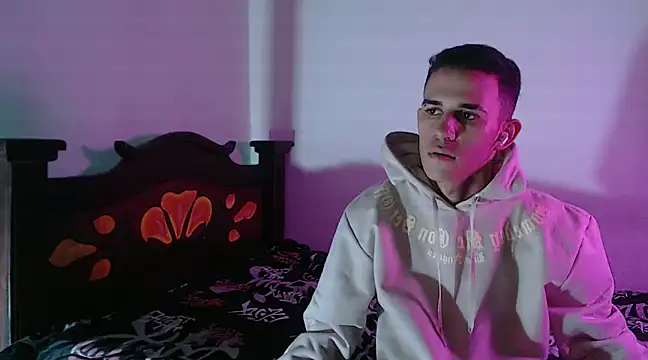 Snapshot of isaaclatino chatting on 12.13.24 isaaclatino online show from 12.13.24