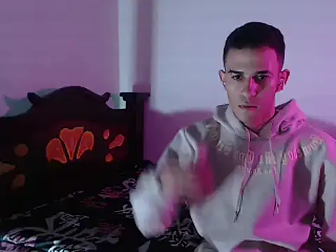 Snapshot of isaaclatino chatting on 12.13.24 isaaclatino online show from 12.13.24