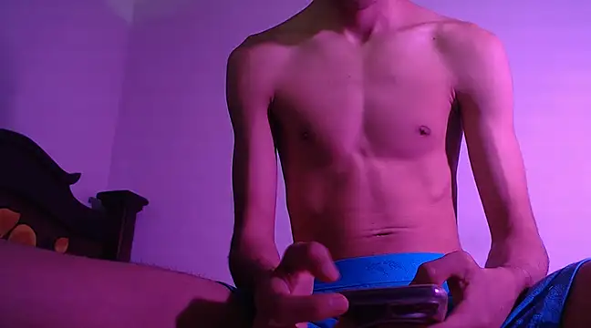 Snapshot of isaaclatino chatting on 01.01.25 isaaclatino online show from 01.01.25