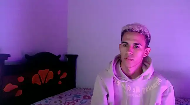 Snapshot of isaaclatino chatting on 03.03.25 isaaclatino online show from 03.03.25