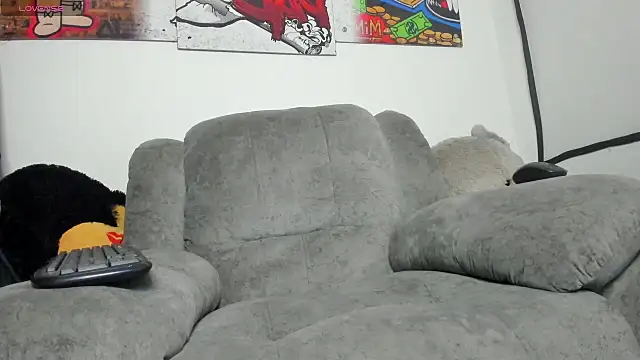 Snapshot of isaaclatino chatting on 09.23.25 isaaclatino online show from 09.23.25