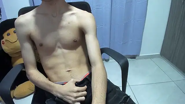 Snapshot of isaaclatino chatting on 10.27.25 isaaclatino online show from 10.27.25