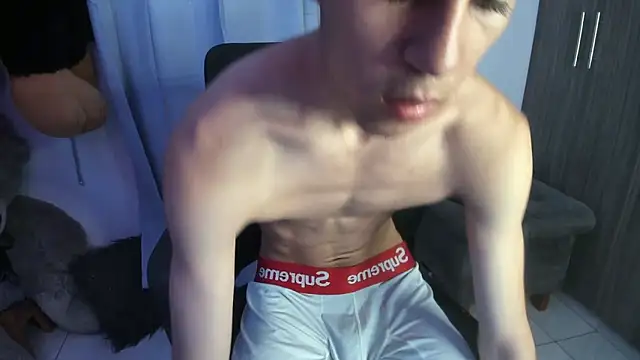 Snapshot of isaaclatino chatting on 11.10.25 isaaclatino online show from 11.10.25