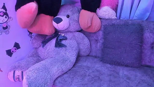 Snapshot of isaaclatino chatting on 11.13.25 isaaclatino online show from 11.13.25