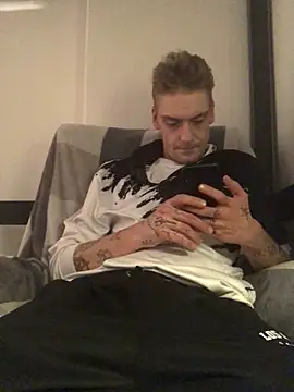 Snapshot of Simboxxx040 chatting on 01.01.25 Simboxxx040 online show from 01.01.25