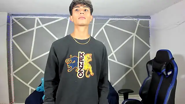 Snapshot of oliverhot2005 chatting on 12.16.24 oliverhot2005 online show from 12.16.24