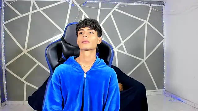 Snapshot of oliverhot2005 chatting on 12.17.24 oliverhot2005 online show from 12.17.24