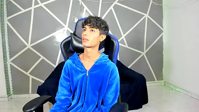 Snapshot of oliverhot2005 chatting on 12.17.24 oliverhot2005 online show from 12.17.24