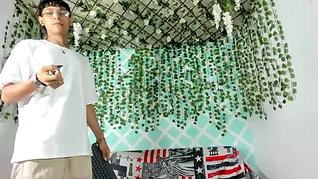 Snapshot of oliverhot2005 chatting on 03.17.25 oliverhot2005 online show from 03.17.25