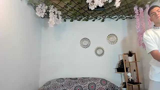 Snapshot of oliverhot2005 chatting on 09.22.25 oliverhot2005 online show from 09.22.25