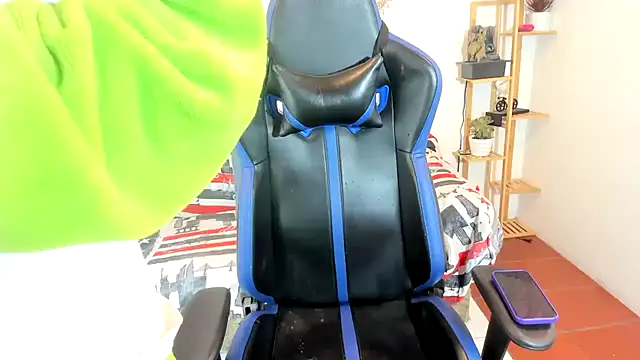 Snapshot of oliverhot2005 chatting on 10.21.25 oliverhot2005 online show from 10.21.25