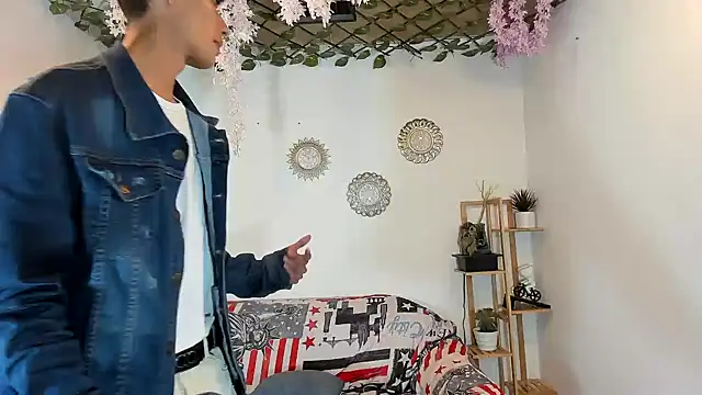 Snapshot of oliverhot2005 chatting on 11.05.25 oliverhot2005 online show from 11.05.25