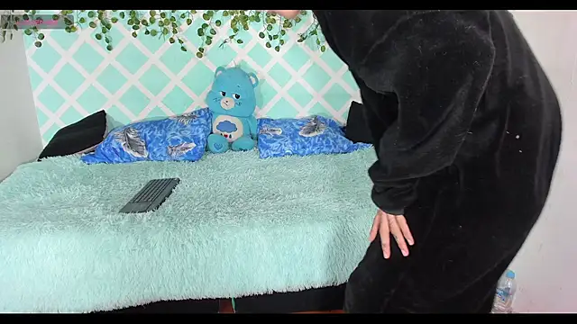 Snapshot of oliverhot2005 chatting on 11.23.25 oliverhot2005 online show from 11.23.25