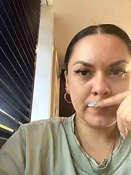 Luccreccia  online show from 10.04.25