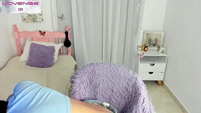 cute roxy online show from 10.21.25