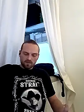 Snapshot of VitaminmanFL chatting on 10.06.25 VitaminmanFL online show from 10.06.25